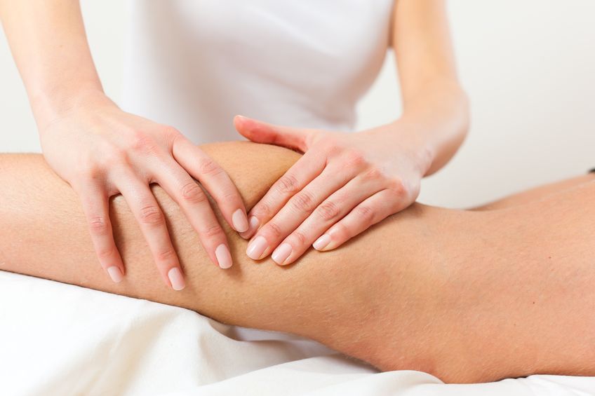 Cómo hacer masajes de drenaje linfático para piernas hinchadas